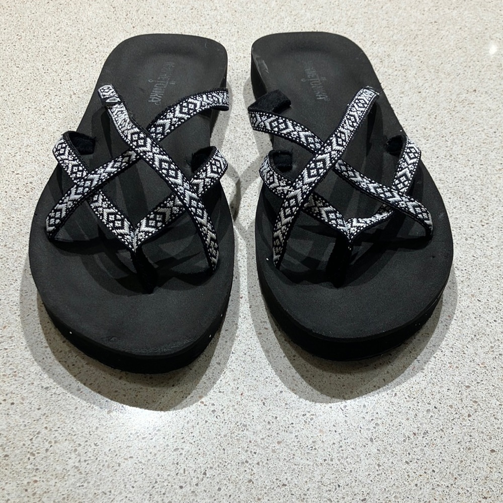 Minnetonka Black&White Thong Sandals Women’s size 10